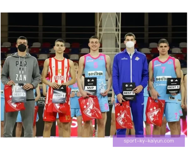 约基奇赛后穿小黄人拖鞋亮相曾COS格鲁角色趣味十足